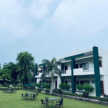 Hotel Whistling Greens Moga ภายนอก รูปภาพ