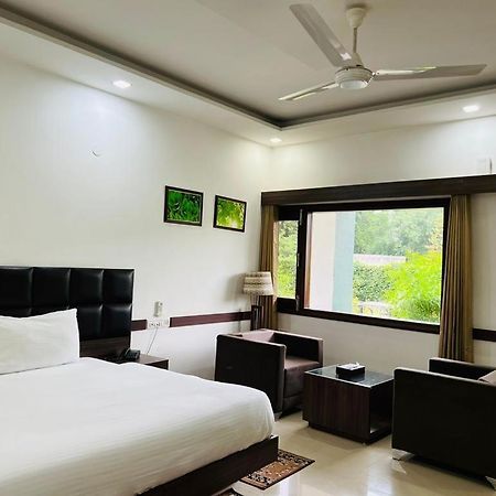 Hotel Whistling Greens Moga ภายนอก รูปภาพ
