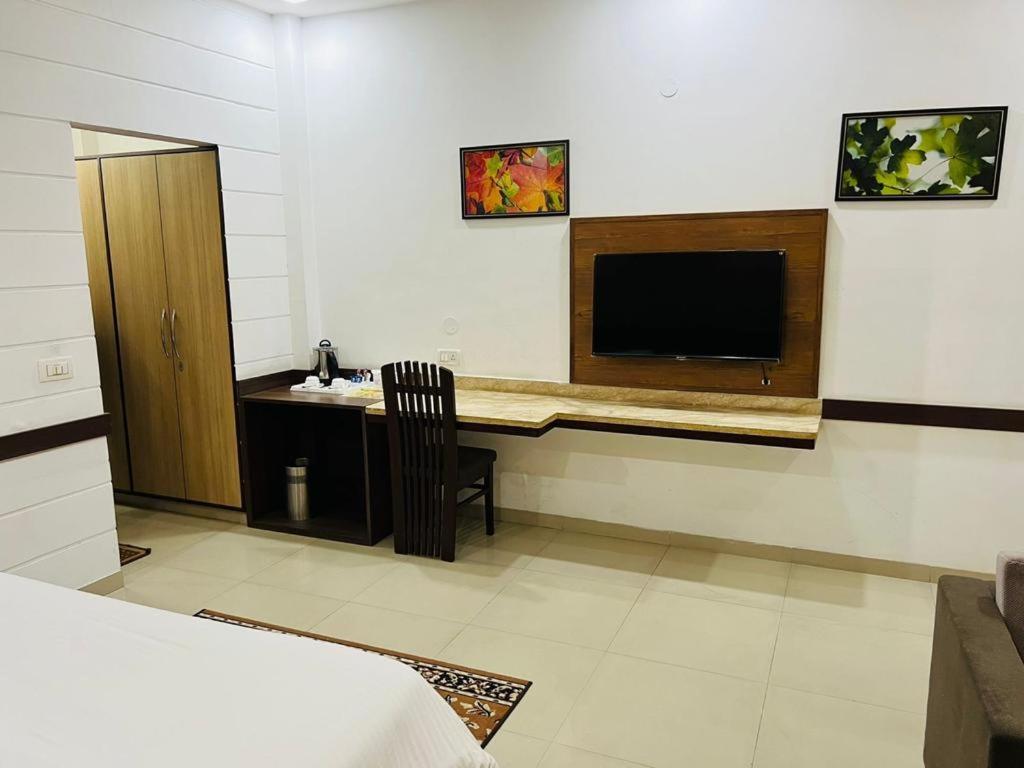 Hotel Whistling Greens Moga ภายนอก รูปภาพ