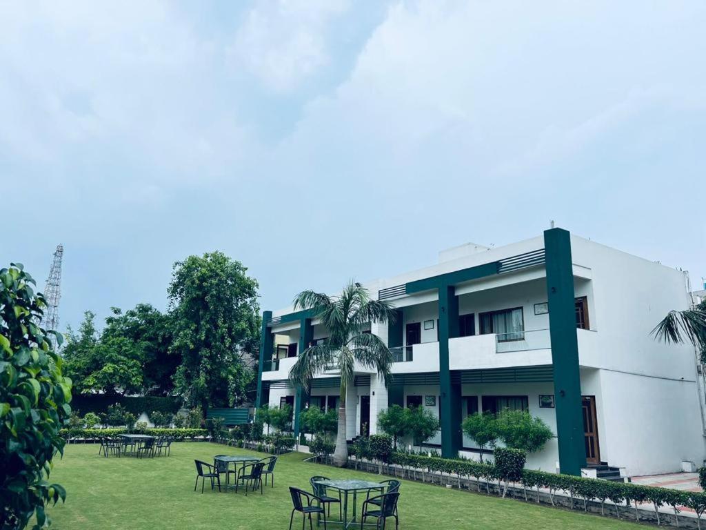 Hotel Whistling Greens Moga ภายนอก รูปภาพ