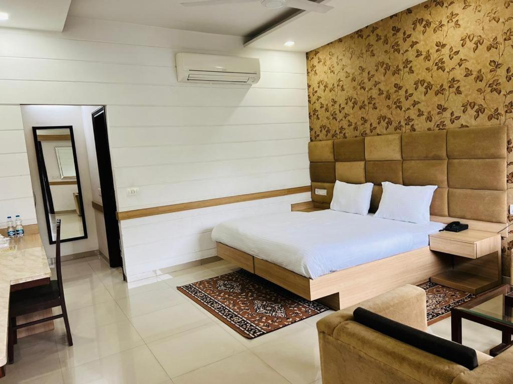 Hotel Whistling Greens Moga ภายนอก รูปภาพ