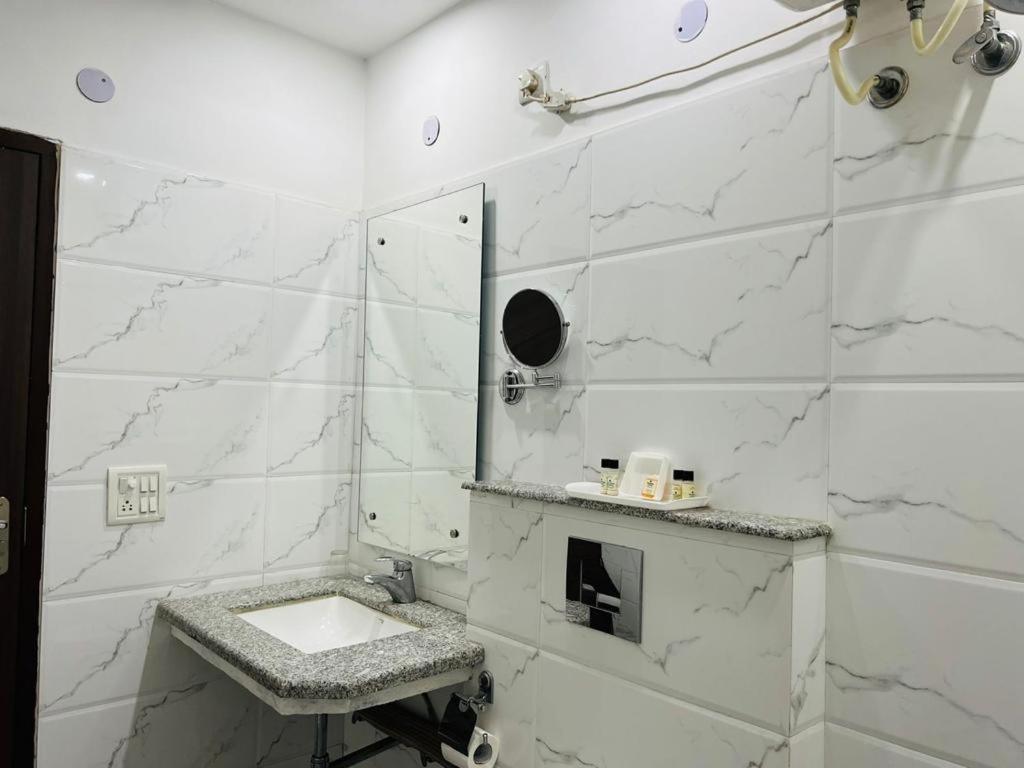 Hotel Whistling Greens Moga ภายนอก รูปภาพ