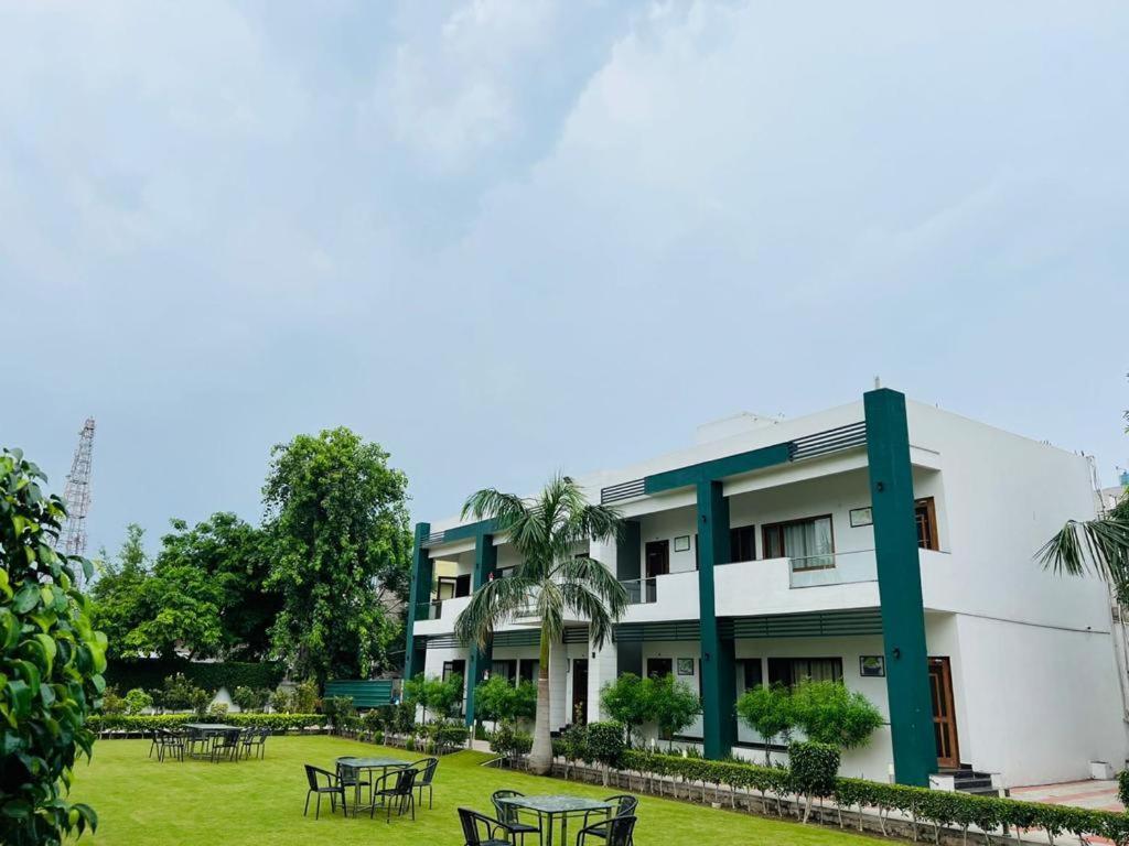 Hotel Whistling Greens Moga ภายนอก รูปภาพ