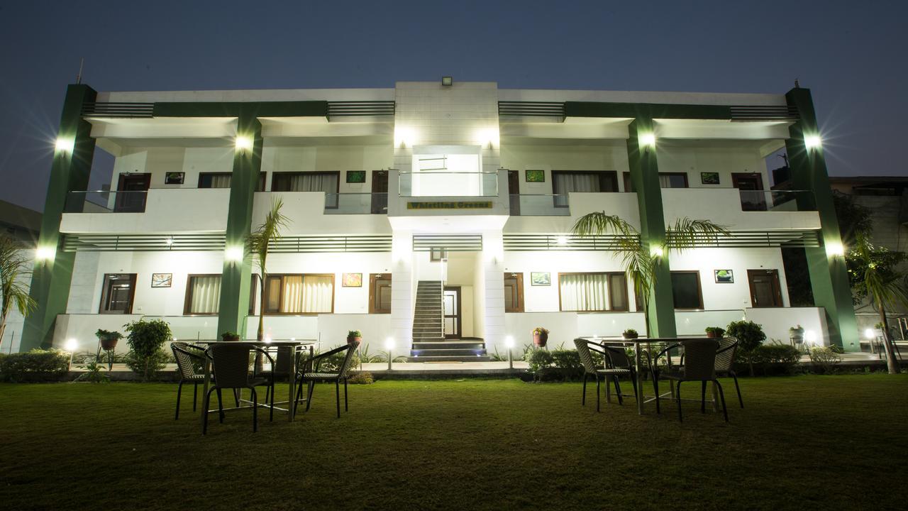 Hotel Whistling Greens Moga ภายนอก รูปภาพ