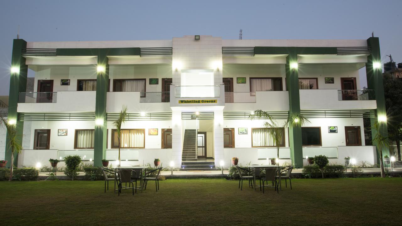 Hotel Whistling Greens Moga ภายนอก รูปภาพ