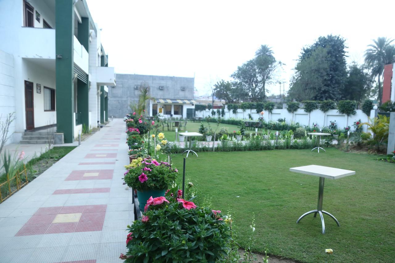 Hotel Whistling Greens Moga ภายนอก รูปภาพ