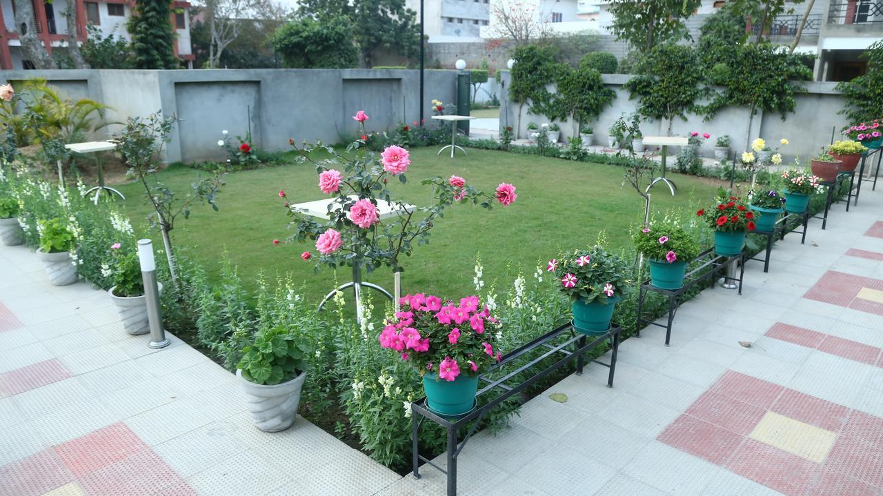 Hotel Whistling Greens Moga ภายนอก รูปภาพ