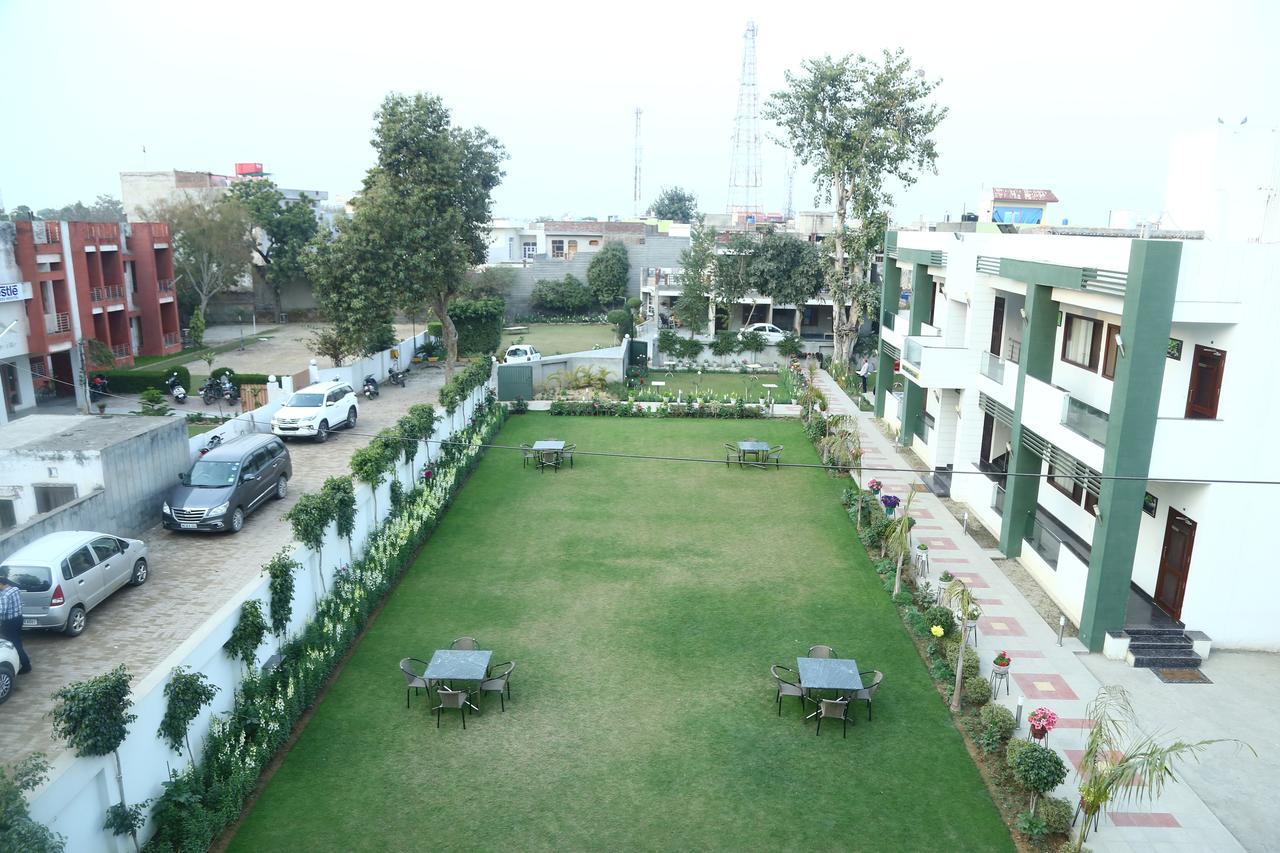 Hotel Whistling Greens Moga ภายนอก รูปภาพ